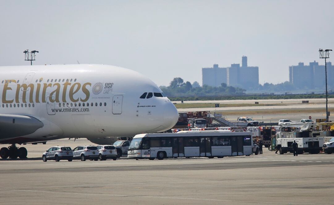 Grupos de emergencia responden a reportes de pasajeros enfermos. (FOTO: AP)