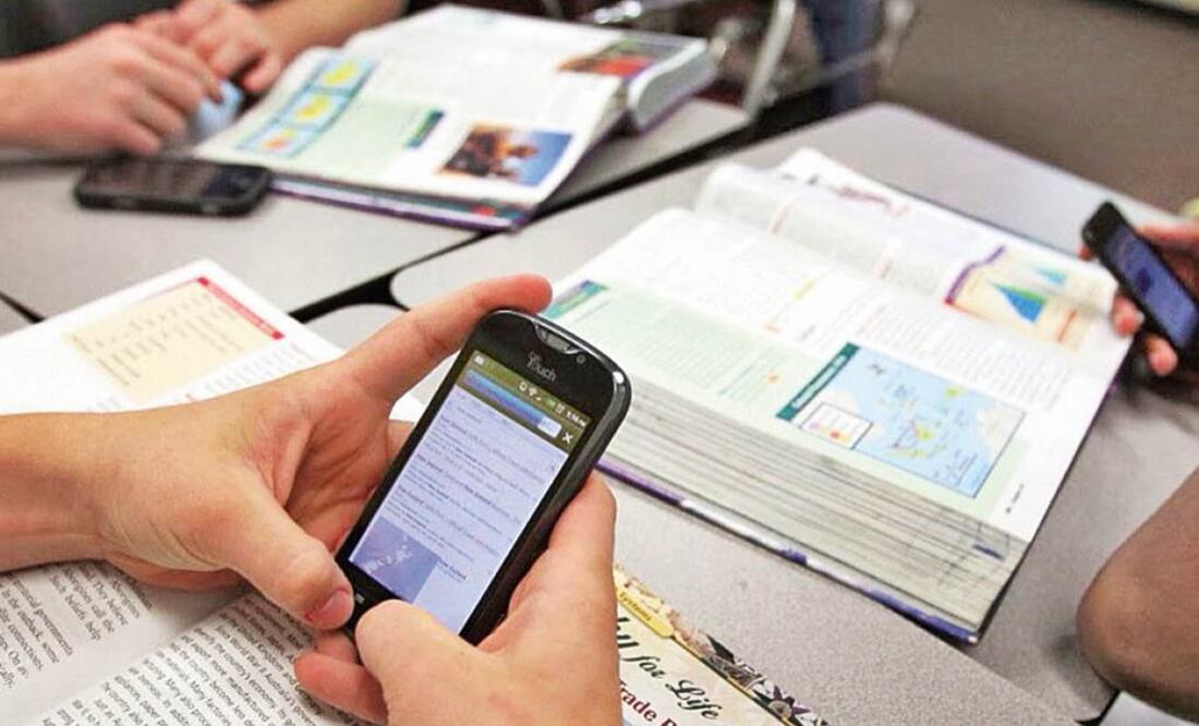 Buscan regular el uso de teléfonos inteligentes dentro del horario escolar en escuelas de Tamaulipas. Foto: Archivo / EL UNIVERSAL