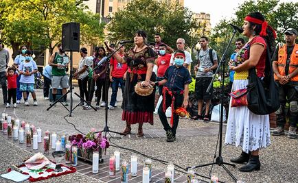 "Mi familia pasó por lo mismo", dicen asistentes a vigilia por los migrantes muertos en tráiler en Texas