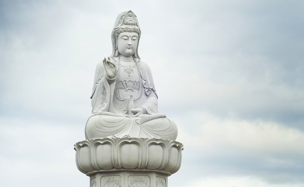 Jiang recibió diversas críticas por un video en el que destruía una estatua de arcilla de Guanyin, figura budista. Foto: Canva