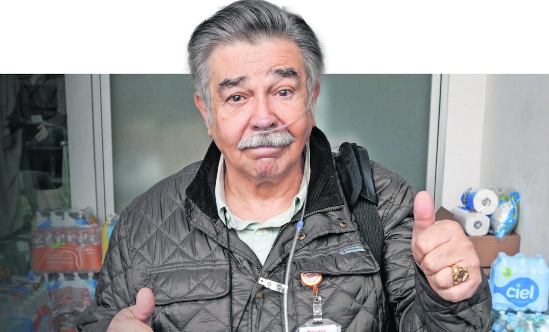 Jorge Ortiz de Pinedo recolecta agua para damnificados del huracán John. Foto: de Yaretzy M. Osnaya. EL UNIVERSAL