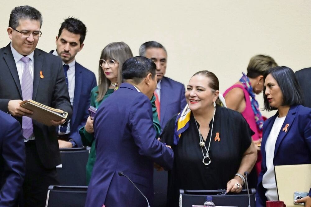 El gobernador oaxaqueño Salomón Jara y la presidenta del INE, Guadalupe Taddei, durante el encuentro entre consejeros y la Conago, cuya cobertura fue restringida a la prensa cuando en el instituto se cerró la puerta para acceder al lobby y al salón de sesiones. Foto: Especial