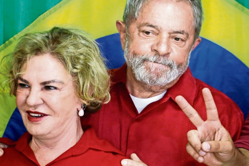 Lula y su esposa Marisa, en 2014. La Justicia investiga acusaciones de corrupción pasiva y lavado de dinero en su contra (AP. ARCHIVO)
