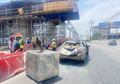 Se desploma andamio de Línea 6 del Metro en Apodaca, Nuevo León; automovilista resulta herido