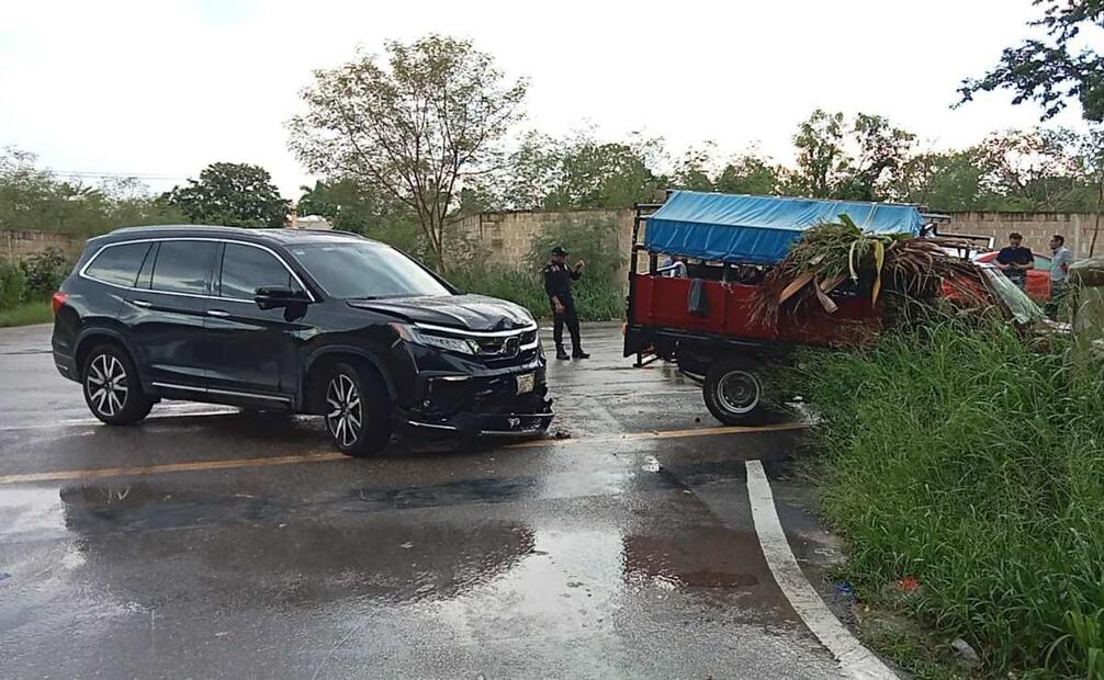 Auto se accidenta en Mérida por fuertes lluvias (04/09/2025). Foto: Especial