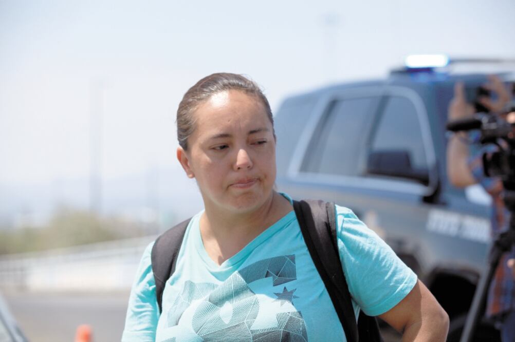 Lucero Martínez tiene más de 72 horas sin saber sobre su medio hermano, pero no figura en la lista de fallecidos ni de heridos. Foto: CHRISTIAN TORRES. EL UNIVERSAL