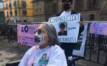 Mientras mañanera se convierte en festival, afuera madres de desaparecidos piden ver a AMLO