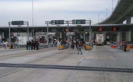 Padres de los 43 normalistas desaparecidos protestan en la México-Cuernavaca