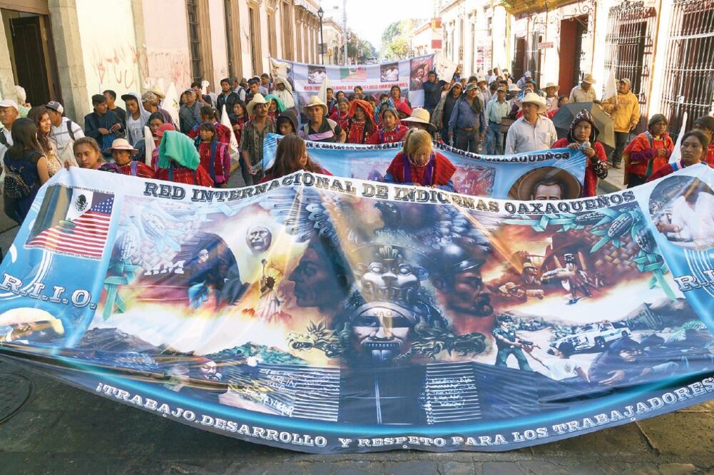 Miembros de la Red Internacional de Indígenas Oaxaqueños protestaron en el Zócalo en contra del nuevo mandatario de EU y sus polémicas iniciativas. (EDWIN HERNÁNDEZ. EL UNIVERSAL)