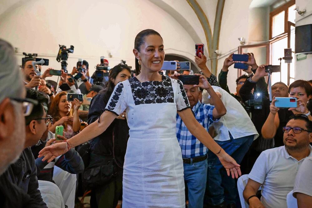 En Puebla, Claudia Sheinbaum, exmandataria capitalina, señaló que va por el tren de pasajeros con la ruta México-Puebla-Veracruz; por ampliar la carretera hacia el sureste y la que recorre la Mixteca poblana. Foto: Diego Simón / EL UNIVERSAL