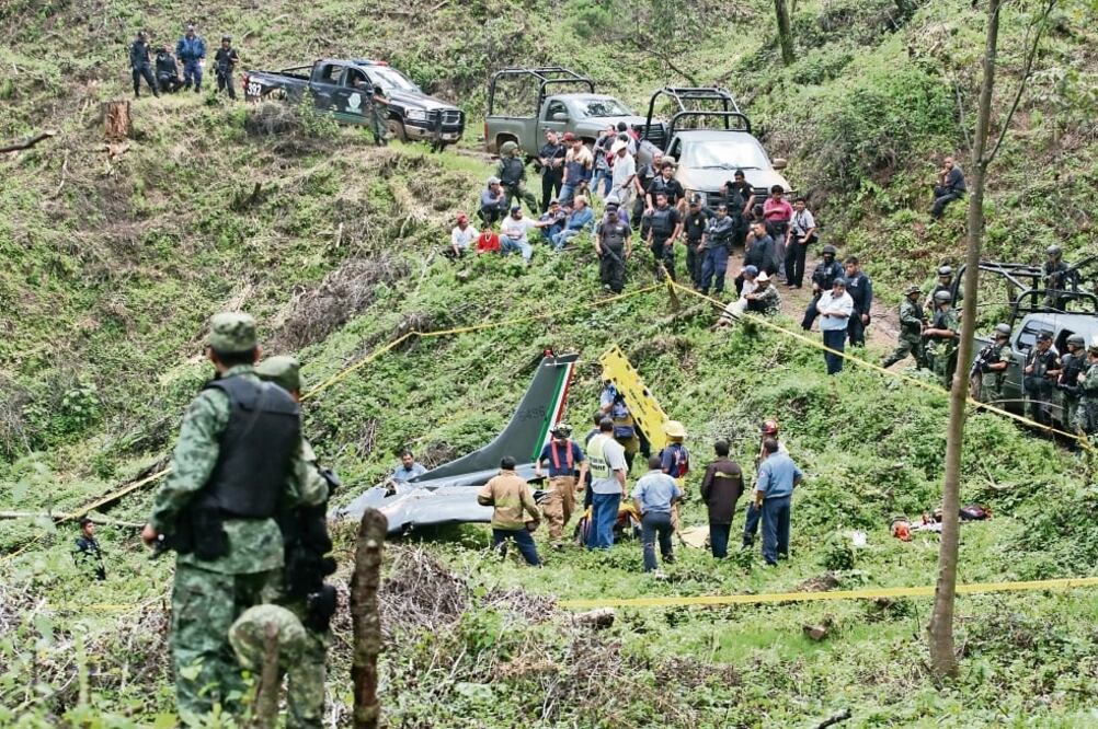 En el último semestre, dos helicópteros McDonnel Douglas MD-530F de la FAM se desplomaron. En la imagen, una aeronave accidentada en Tequixquiac, Estado de México. (ARCHIVO. EL UNIVERSAL)