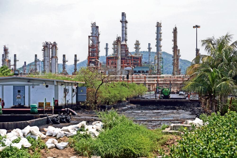 Antes de que suspendiera su producción, la refinería de Salina Cruz procesaba 199 mil barriles de crudo al día, apenas el 60% de su capacidad, y por debajo del complejo de Tula, Hidalgo. (Fotos: EDWIN HERNÁNDEZ)