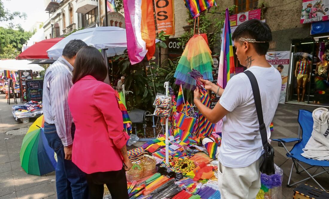 Comerciantes de la Zona Rosa ofrecen productos como la bandera de la comunidad, diademas y coronas, previo a la celebración de la Marcha del Orgullo LGBT+. Foto: de Luis Camacho. El Universal