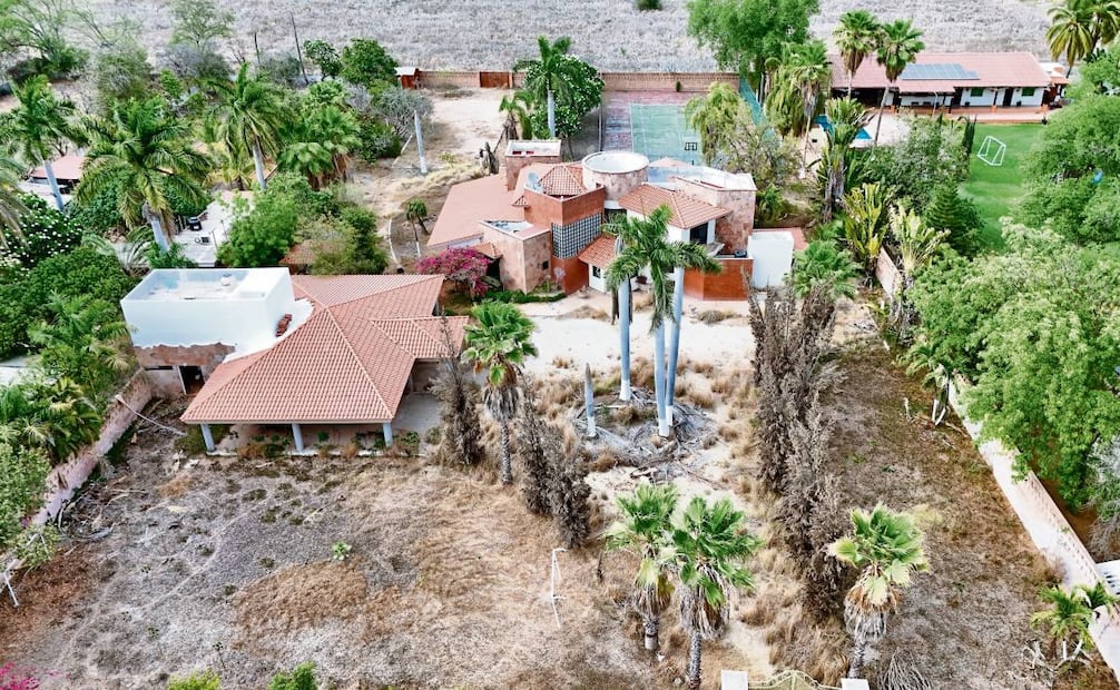 En la finca hay palmeras, cancha de tenis, habitaciones y una alberca abandonada, pues desde 2024 nadie ha entrado al lugar, ubicado a las afueras de Culiacán. Foto: Valente Rosas / EL UNIVERSAL