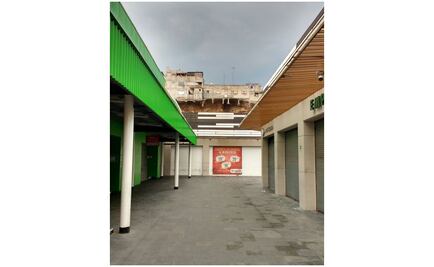 Cierran plaza comercial por deslave en Naucalpan