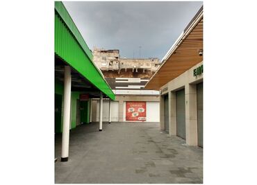 Cierran plaza comercial por deslave en Naucalpan