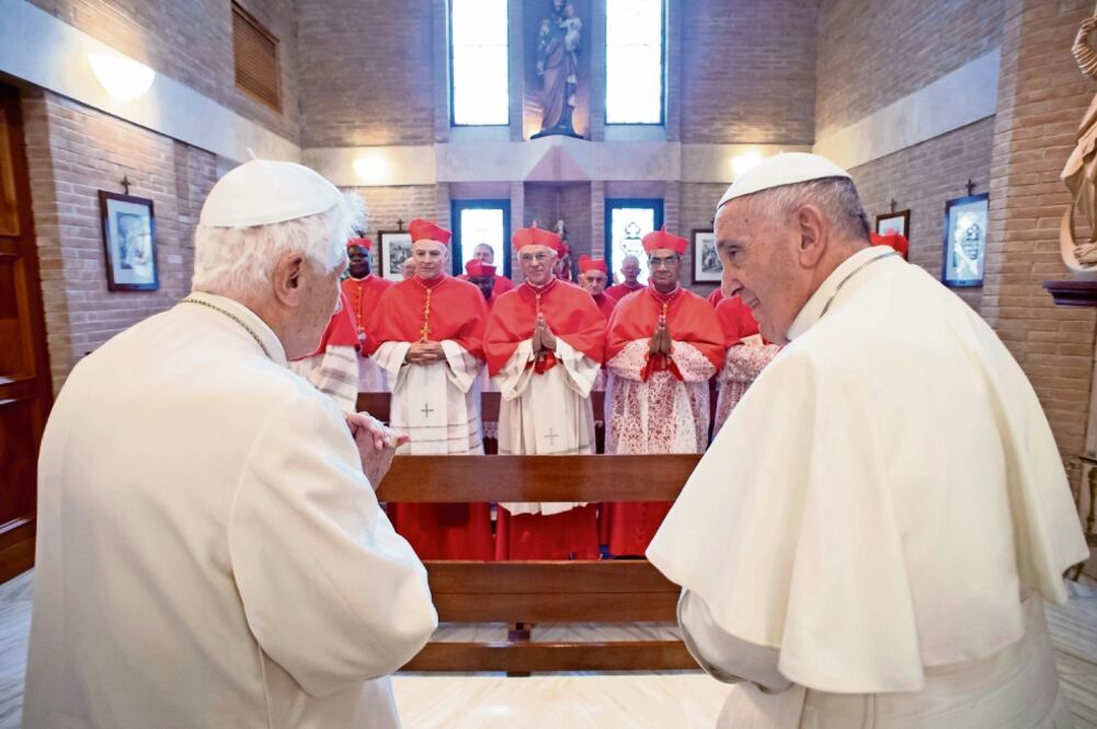 El papa Francisco y los nuevos cardenales se reunieron ayer con el Pontífice emérito Benedicto XVI, en el convento Mater Ecclesiae. (FOTO: REUTERS)