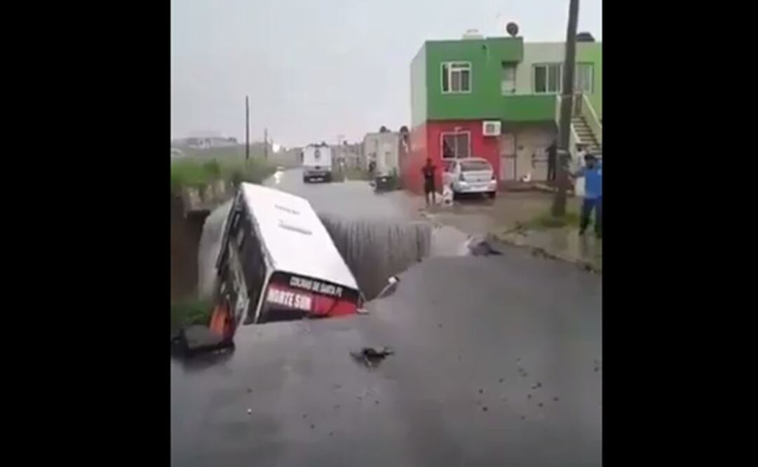 Video. Camión cae a socavón provocado por las lluvias en Veracruz