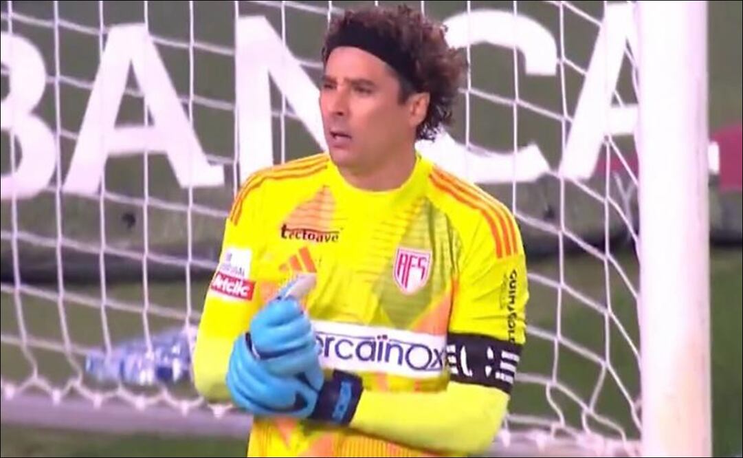 Guillermo Ochoa recibió su primera goliza en Portugal a costa del Sporting de Lisboa / FOTO: Captura de pantalla