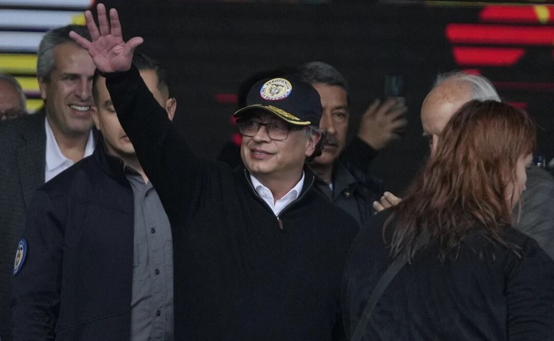 El presidente de Colombia, Gustavo Petro, saluda a sus partidarios en la Plaza Bolívar después de una marcha de apoyo en Bogotá, Colombia, el miércoles 27 de septiembre de 2023. Foto: AP