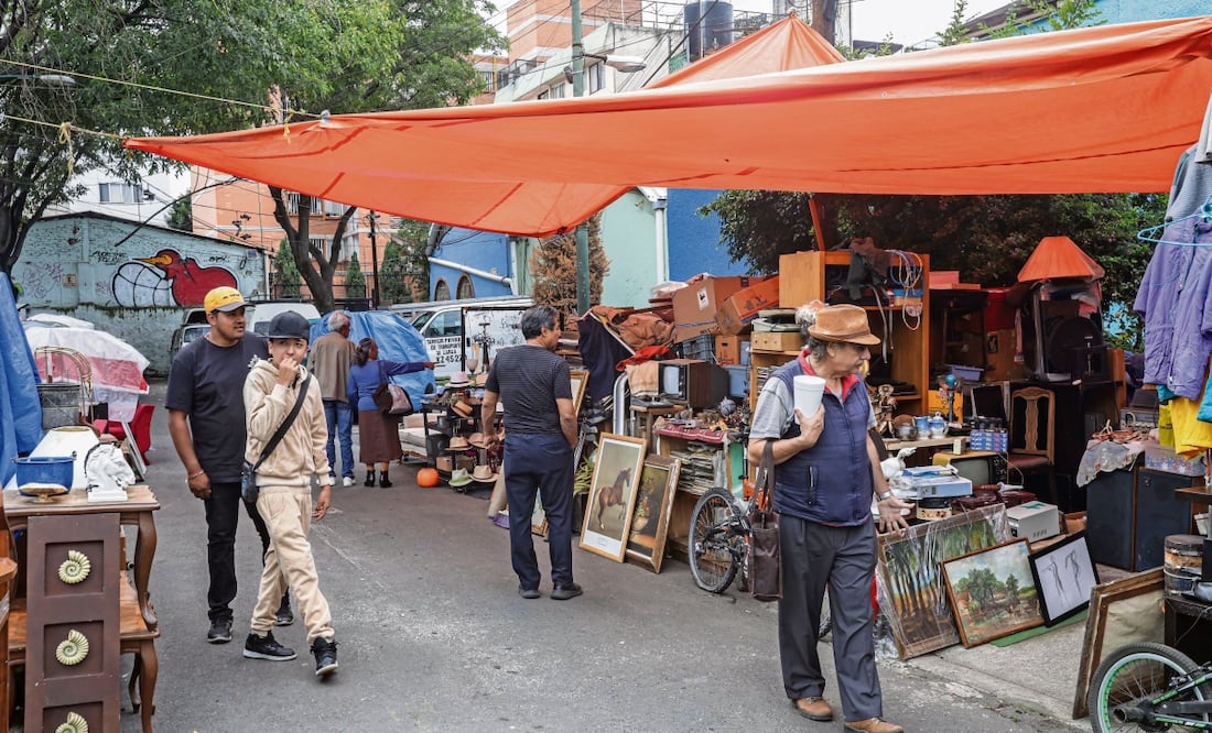 El tianguis está en la calle Rumania, donde hay “cháchara s” de todo tipo y artículos vintage. Foto: Gabriel Pano / EL UNIVERSAL