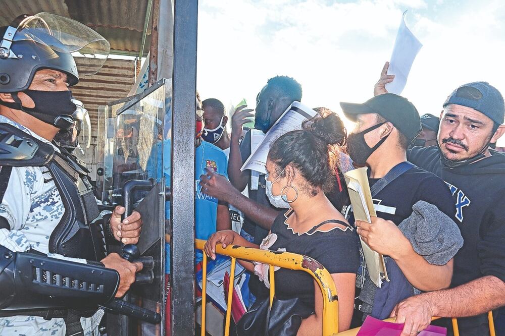 Algunos migrantes intentaron ingresar a las oficinas del INM por la fuerza y sin haber hecho fila. Fotos: MARÍA DE JESÚS PETERS. EL UNIVERSAL