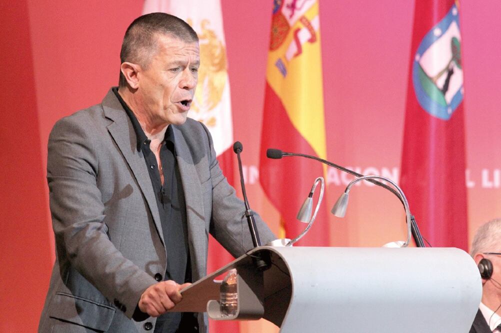 Emmanuel Carrère, narrador y periodista francés que recibió el Premio FIL de Literatura en Lenguas Romances, reconoció la labor de los periodistas en México, pues, dijo, es un lugar difícil para ejercer la profesión. (JUAN BOITES. EL UNIVERSAL)