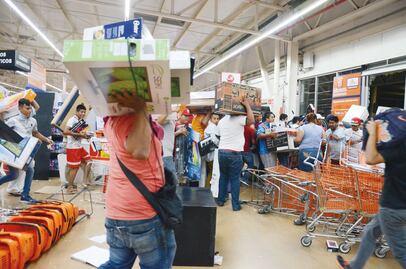 Reportan 57 detenidos por saqueos y protestas en NL