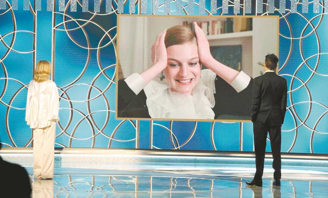 Emma Corrin al recibir de forma virtual su premio por The crown. Fotos: Agencias