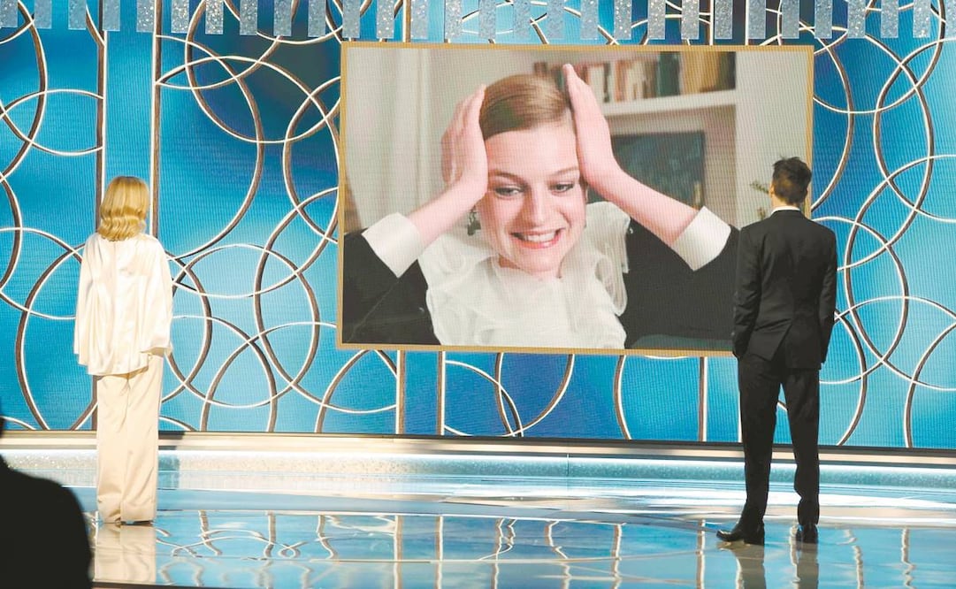 Emma Corrin al recibir de forma virtual su premio por The crown. Fotos: Agencias