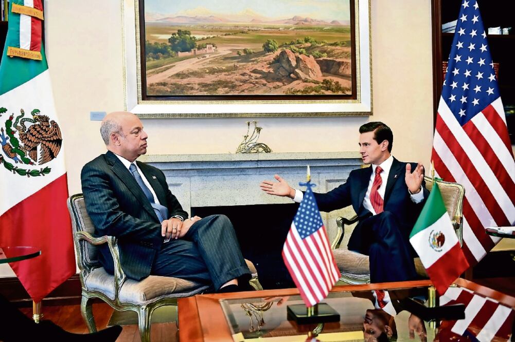El presidente Enrique Peña Nieto recibió en Los Pinos al secretario de Seguridad Interna de EU, Jeh Johnson, quien detalló que ambos gobiernos han trabajado y logrado mucho en seguridad fronteriza e interna (PRESIDENCIA)