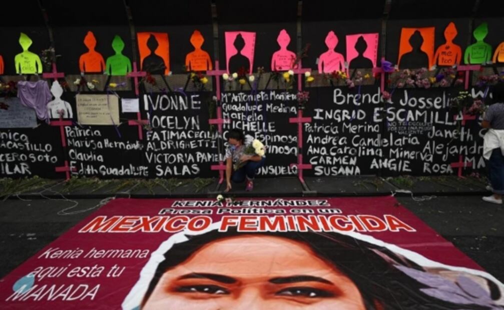 "Da miedo y coraje. No quisiéramos ser nosotras"; dicen mujeres al colocar flores en vallas 