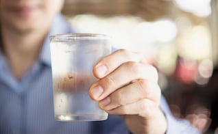 Cuánta agua tomar en época de calor según tu edad