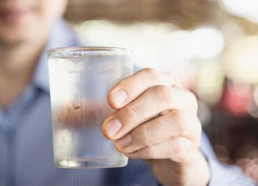 ¿Por qué nunca hay que secar los vasos boca abajo?; experta lo explica