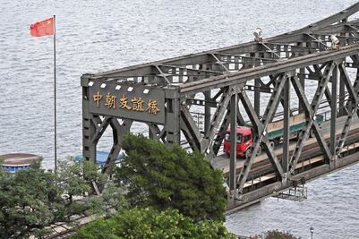 China ordena el cierre de empresas norcoreanas