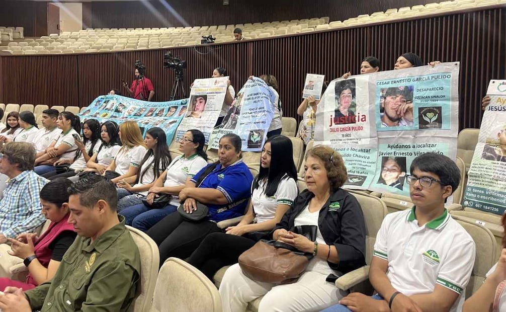 Buscadoras irrumpen en Congreso de Sinaloa para exigir destituciones; acusan amenazas de subsecretaria de Derechos Humanos.
Foto: Javier Cabrera Martínez