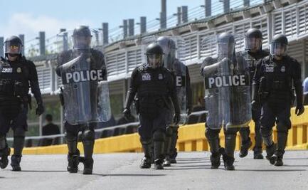 Detienen a 10 personas por tiroteo en centro de detención de migrantes en Texas; un oficial de policía fue herido