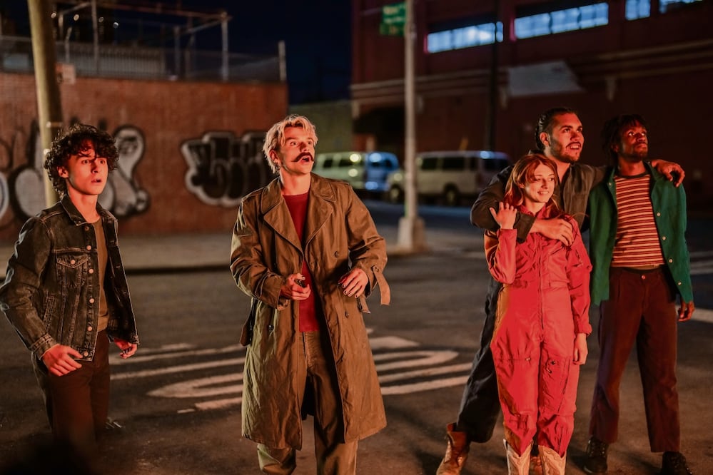 La adaptación de la novela que se convirtió en best seller en 2015 presenta además una protagonista que trasciende los estereotipos sobre las mujeres.