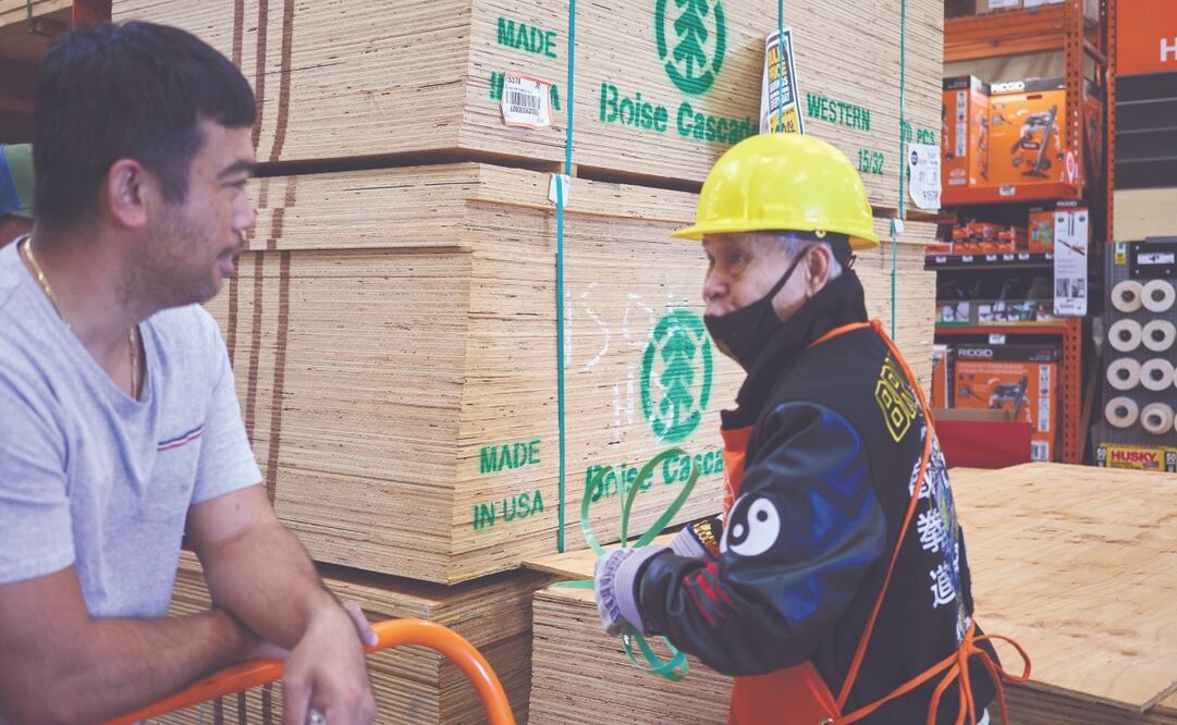 Canadá fue amagada ayer con recibir más tarifas aduaneras recíprocas a productos lácteos y madereros. Foto: de ALLISON DINNER. EFE