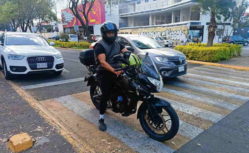 En la Zona Metropolitana del Valle de México es común el servicio de taxi en motocicleta por aplicación, pese a que está prohibido en la Ciudad de México y falta su regulación en el Estado de México. Foto: Luis Camacho / EL UNIVERSAL