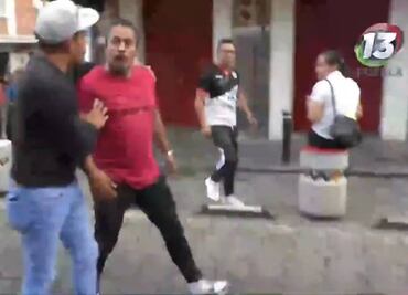 Agreden locatarios a periodistas en zona turística de Puebla