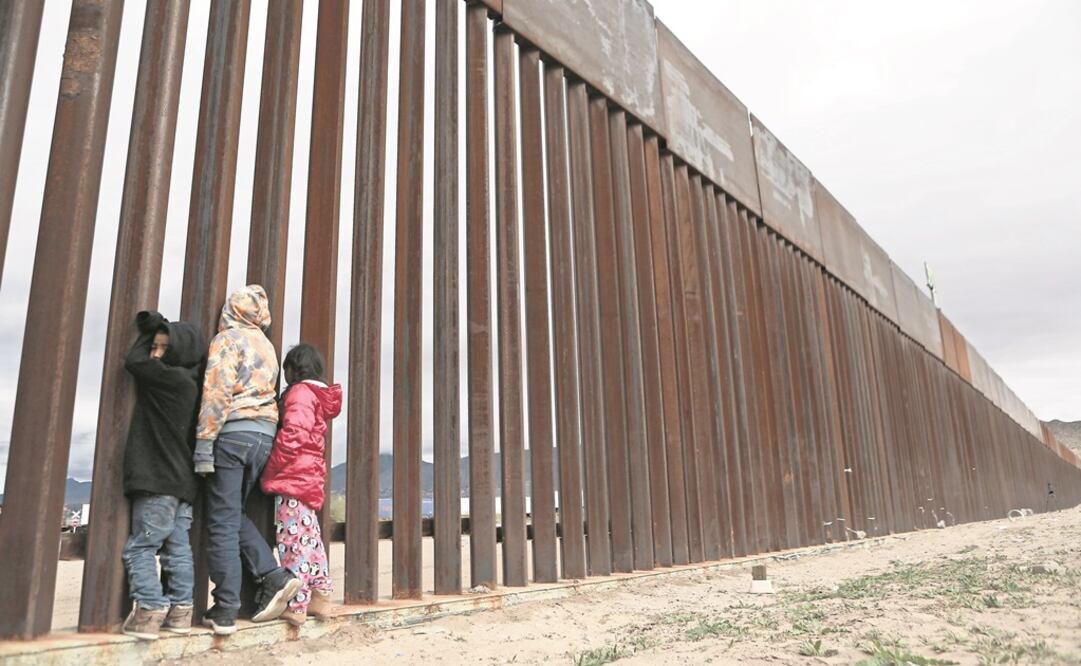 Menores migrantes observan hacia territorio estadounidense desde la barda fronteriza en Ciudad Juárez, el pasado 30 de noviembre. Foto: CHRISTIAN TORRES. XINHUA