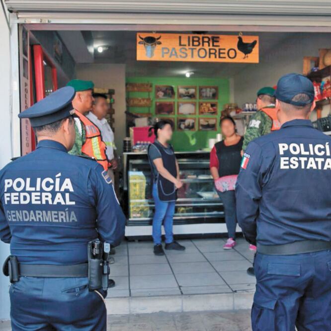 Los policías platican con pobladores para brindarles confianza. ESPECIAL