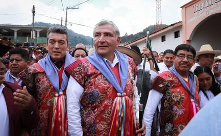 Al grito de "¡presidente!", pueblos originarios de Chiapas reciben a Adán Augusto López y le entregan el bastón de mando
