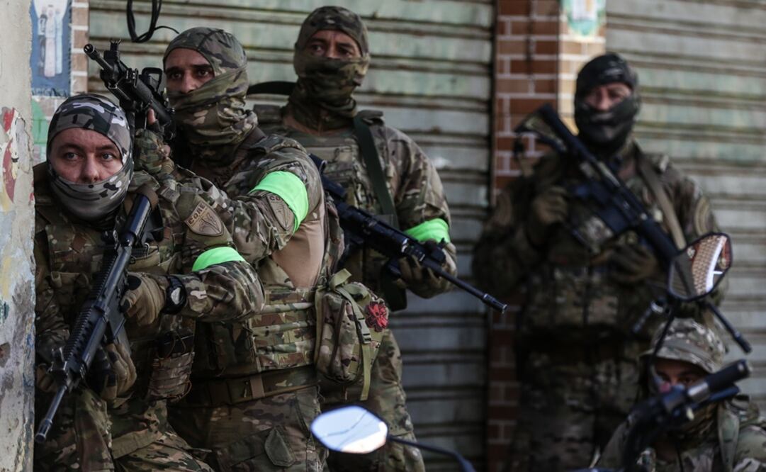 Policías militares realizan un operativo, en la favela Alemão, al norte de Río de Janeiro. Foto: EFE