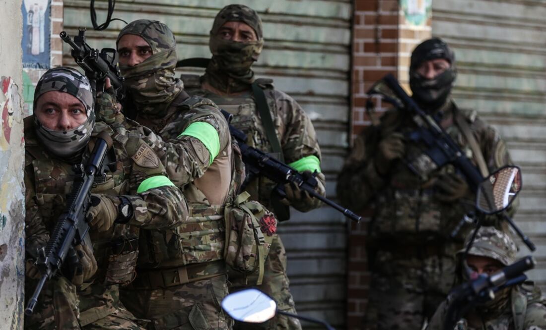 Policías militares realizan un operativo, en la favela Alemão, al norte de Río de Janeiro. Foto: EFE