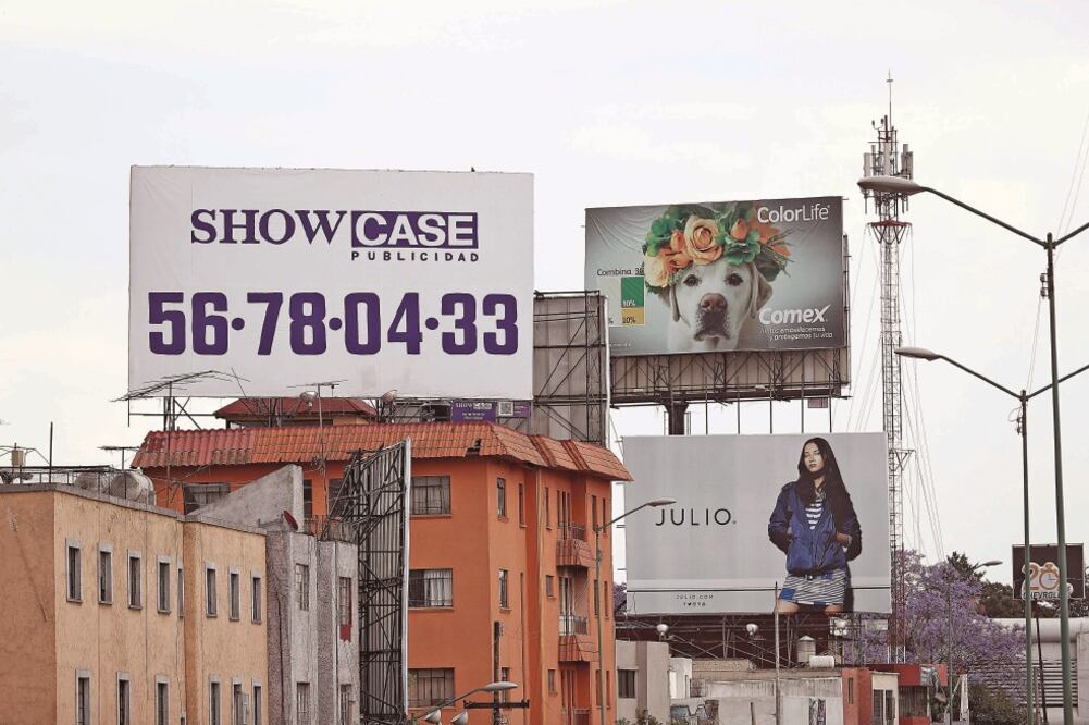 Los particulares deberán encargarse de gestionar ante el propietario o poseedor del inmueble en el que esté el anuncio, el permiso para dejar que el personal del Invea quite la estructura (ARCHIVO EL UNIVERSAL)