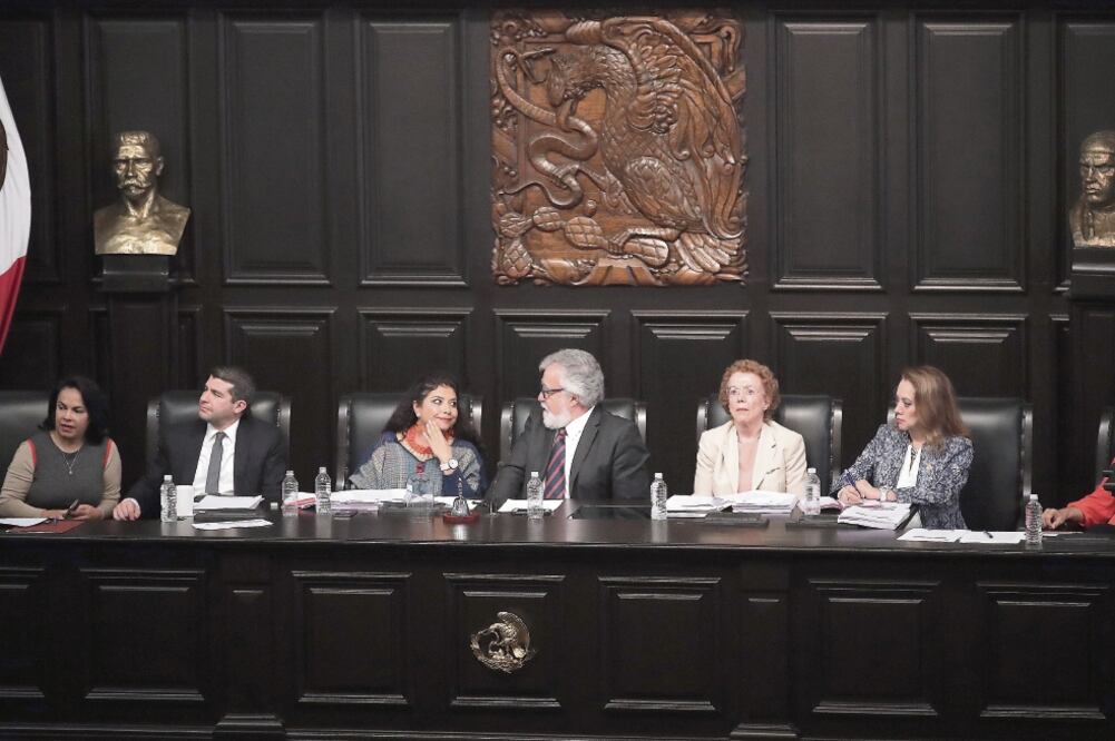 Las bancadas concentraron los señalamientos en los temas de Carta de Derechos, Poder Judicial y Órganos autónomos, a lo que el PRD y el grupo constitucionalista defendieron el proyecto al calificarlo como progresista (ALEJANDRO ACOSTA. EL UNIVERSAL)