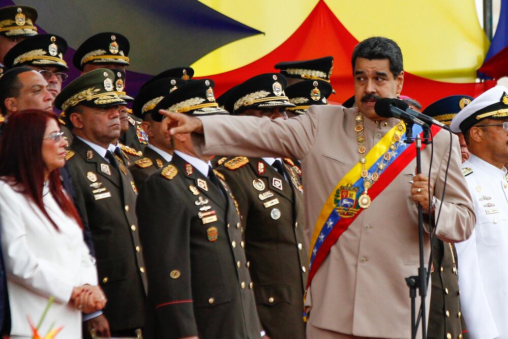 Maduro pone en alerta a militares tras denunciar ataque desde helicóptero