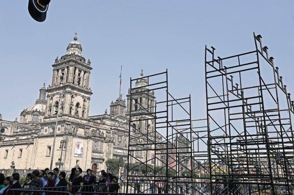 Aunque no se requerirá boleto para ingresar a la plancha del Zócalo, las estructuras limitarán su capacidad, por lo que se controlará el acceso (ARCHIVO EL UNIVERSAL)
